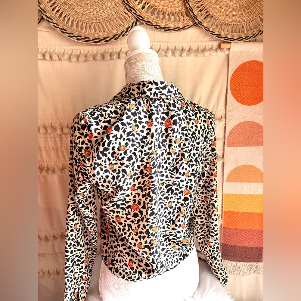Chic Leopard Print Button Down Shirt - Picture 2 of 5